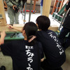 バキッと亀裂、負けた傷跡を建築女子もマジマジと観察（木造耐力壁ジャパンカップ）