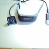 付属の専用チャージングクレードルでUSBポートを介して充電する。フル充電でも1時間ほどで完了