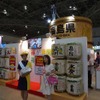 福島県のブースでは酒樽を入口に置き、酒どころであることをアピール
