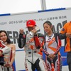 優勝した山口（中央）