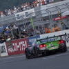 昨年のSUPER GTでは夏の富士戦で優勝。クルム選手は近藤真彦監督とともに、僚友だった佐々木大樹選手のゴールを迎える。