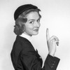 ジョルジェット・ドゥ・トレーズによるユニフォーム。ウエストがキュッと締まり女性らしさを強調する