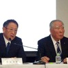 トヨタ自動車の豊田章男社長（向かって左）とスズキの鈴木修会長　《撮影　池原照雄》