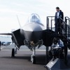 最新鋭のステルス戦闘機「F-35A」の実物大モックアップを展示。模型とはいえ、最新鋭機と同じ形をしたものに接近できるというのは見逃せないチャンス。