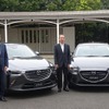 14日に改良型を発表したCX-3、デミオと福原和幸常務執行役員（中央）