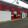 三浦海岸駅に設置された「どこでもドア」。10月24日から実証実験が始まる。