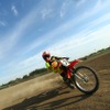ダートトラックコースでトレーニング中の佐々木歩夢選手。ルーキーズカップを日本人で初制覇した若干16歳だ。