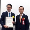 「第71回ゴム技術進歩賞」で表彰を受ける当社材料技術部の瀬尾氏（左）