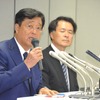 現行販売9車種の燃費不正の指摘について会見する益子修会長兼社長、山下光彦副社長（30日・三菱本社）