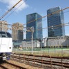 更地になった梅田貨物駅跡の脇を走る特急『はるか』。将来は写真奥の地下を走ることになる。