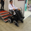 ビー・フリー・テクノロジー社が開発した階段を昇降できる電動車いす「ビー・フリー・レンジャー」