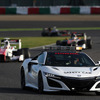 レース中、スーパーフォーミュラのマシン群を率いて走る「新型NSXセーフティカー」。