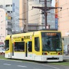 初代「ユートラム」の1000形。鹿児島市電初の超低床電車として2002年に導入された。