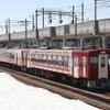 JR東日本長野支社は小海線でキハ100・110系改造の観光列車を運行する。写真は同じ長野支社内の飯山線で運行されているキハ110系改造車使用の観光列車『おいこっと』。