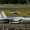 展示飛行のラストを飾ったのは小松基地に戻るF-15。後方に見える外周部にも多くの航空ファンがいる。