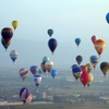 朝日を浴びながら空中を浮遊する熱気球。その光景は一目で感動してしまう美しさ