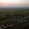 朝陽が登り始めた頃、熱気球が一斉に膨らみ始めた