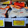 モータースポーツフェスタ2016inAUTO POLIS。チャリティーオークションに出品される品物の数々。