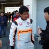 モータースポーツフェスタ2016inAUTO POLIS。気軽に記念撮影やサインに応じる亜久里監督。
