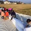 記念写真を撮った後は地元の方がバルーンの片付けに協力してくれた