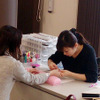 ショールーム内でネイルを行ってもらえるので、女性客は来店の価値あり！