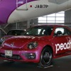 発表会後、関西空港内でランプカーとして運用される『#PinkBeetle』