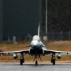 F-2はエンジン単発なのに対し、タイフーンは双発。インテーク部も分かれている。