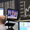 米大統領選の報道を見守る独フランクフルト証券取引所のスタッフ。　(c) Getty Images