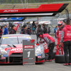 公式練習前日のもてぎ、ピット作業の練習に取り組む#1 GT-R。