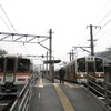 在来線は全ての列車を利用できる。写真は飯田線の普通列車（右）と特急『（ワイドビュー）伊那路』（左）。