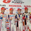 第8戦のポールを獲得した（左から）GT500の平手、コバライネン、GT300の嵯峨、中山。