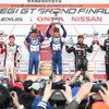 GT300の表彰式。中央が王者コンビの土屋（左）と松井（右）。