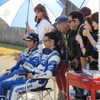 スタート前の#25 陣営。グリッド上でタイヤ無交換への作戦変更を決めたという（中央には春雄監督の姿も）。