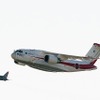 ぐるっと一周。逆光の中を飛んでいくXC-2とT-4。