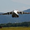 岐阜基地に戻ってきたXC-2。ローアプローチやタッチアンドゴーなど、様々な着陸形態を披露。