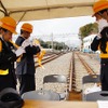 事故現場に近い玉川上水駅に事故情報が伝達され、駅職員が現場へ向かう準備を開始。