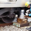列車の下部に衝突したクルマの破片を巻き込んだという設定なので、それを除去するためのジャッキアップ準備。