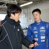 伊沢拓也講師に指導を受ける大湯都史樹(右)
