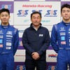 左からスカラシップを獲得した大湯都史樹、中嶋悟校長、笹原右京