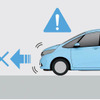 「誤発進抑制機能」。アクセルの踏み間違えなどで起こる不注意による急発進を防止し注意を喚起