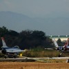 F-2戦闘機が先に離陸し、一周したタイミングで離陸直後のX-2に追いつく。