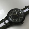 針や文字盤のデザインはカラーごとに異なる。ミリタリーカラーは飛行機をあしらった秒針だ