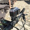 MTBのフラットバーに本機を搭載。ライダーと同じような視点で撮影できる