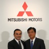 三菱自動車の益子修会長兼社長（右）と日産自動車のカルロス・ゴーン社長