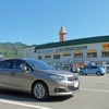 奥只見ダム駐車場にて。背景はとんじろ茶屋。みやげ物屋の店頭で店主が面白いトークをしながら活き岩魚を炭火焼にするのはここの風物のひとつ。
