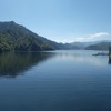 ダム湖の奥部を望む。はるか彼方の山を越えると、そこは尾瀬湿原だ。