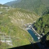 ダムサイトから只見川下流を望む。この川の行く先にはもうひとつ、只見ダムという巨大ダムがある。そのこともあって、奥只見ダムは揚水発電の機能は持たず、純発電のみだ。