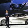 日産のコンセプトカー『Vmotion 2.0』とともに、専務執行役員チーフクリエイティブオフィサーの中村史郎氏が登場