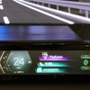 ドライバー用として表示されるディスプレイには、目的地や再生中の音楽などの情報が示される