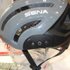 自転車ヘルメットの例：セナの「スマート サイクリング ヘルメット」。左側にはブルートゥースやインターコム機能を操作するボタンがある。